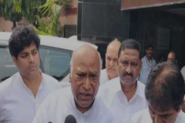 फूलो देवी का हाल जानने अस्पताल पहुंचे कांग्रेस नेता मल्लिकार्जुन खड़गे, साधा केंद्र पर निशाना